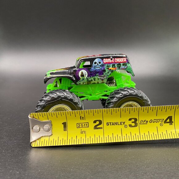 Hot Wheels Monster Jam Grave Digger 1:64 Diecast Monster Truck Black Green - Picture 11 of 13